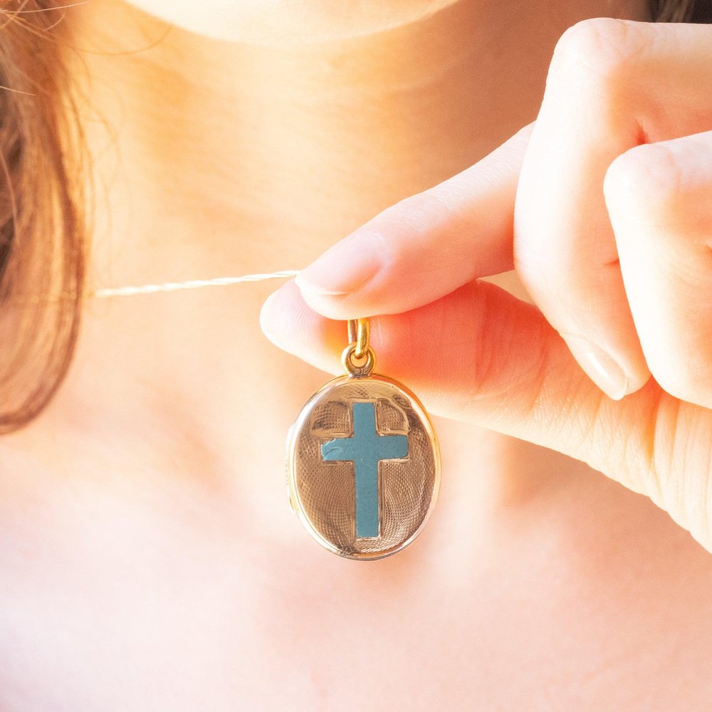 Victorian Oval-Shaped Photo Pendant with 9k Yellow Gold Foil on Metal and with Cross Decorated with Blue Enamel, Early 20th Century