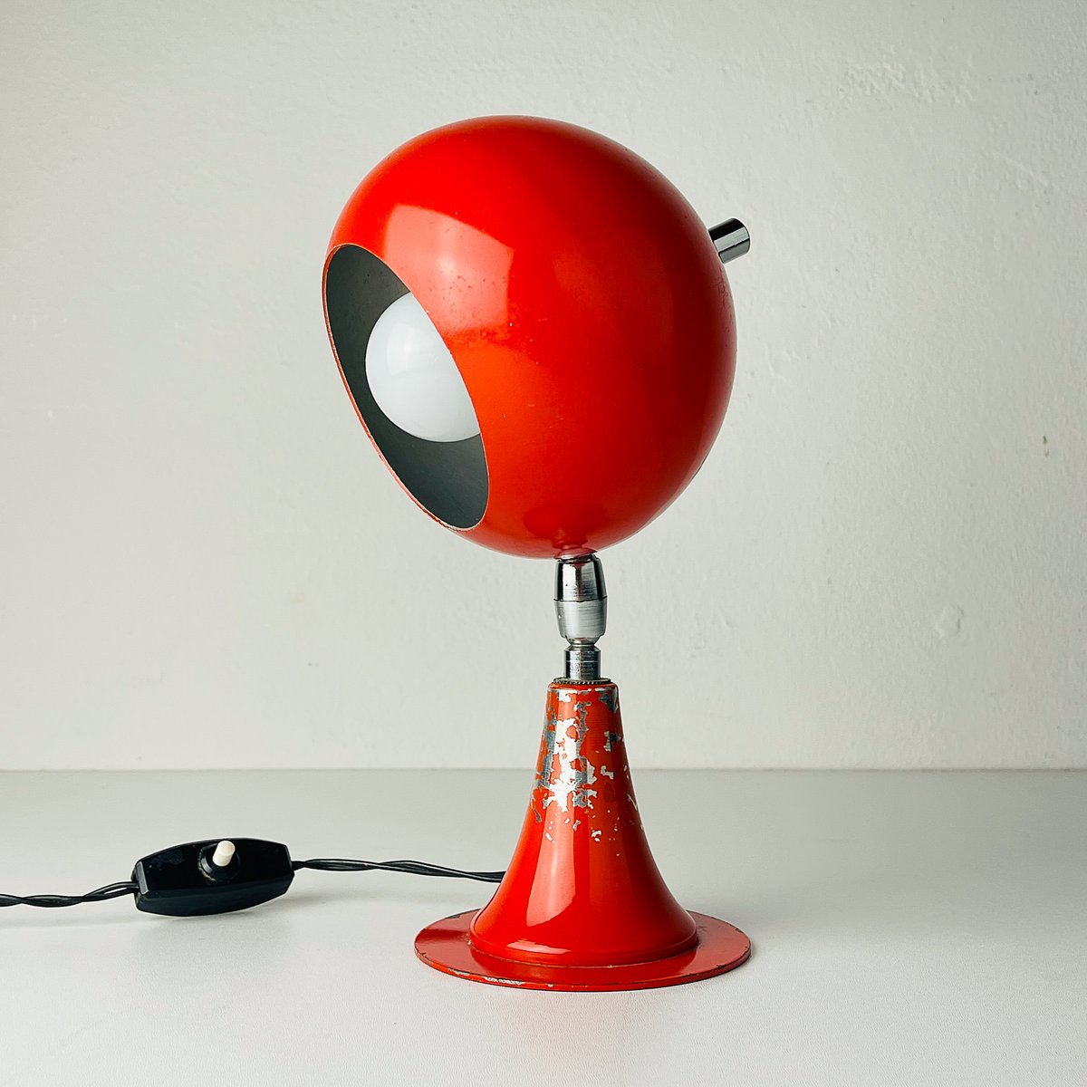 Vintage Red Metal Desk Lamp Eyeball, Italy, 1970s