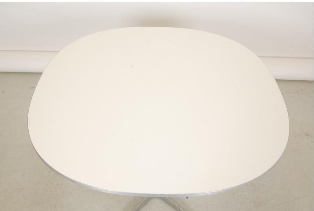 White Circular Cafe Table by Arne Jacobsen for Fritz Hansen