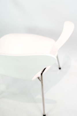 White Model 3207 Chair with Armrests by Arne Jacobsen and Fritz Hansen-UY-999256