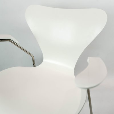 White Model 3207 Chair with Armrests by Arne Jacobsen and Fritz Hansen-UY-999256