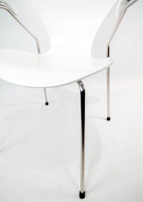 White Model 3207 Chair with Armrests by Arne Jacobsen and Fritz Hansen-UY-999256