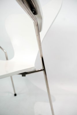 White Model 3207 Chair with Armrests by Arne Jacobsen and Fritz Hansen-UY-999256