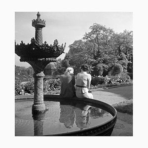 Women at Fountain Wilhelma Gardens, Stuttgart Germany, 1935-DYV-988139