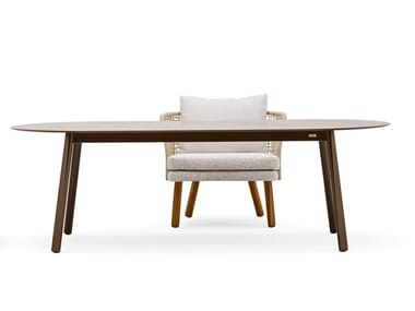 EMMA LOW - Oval aluminium garden table by Varaschin