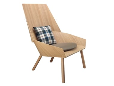 EUGENE - High-back oak armchair by e15