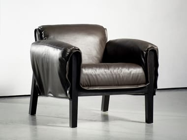KENT - Upholstered armchair with armrests by Piet Boon