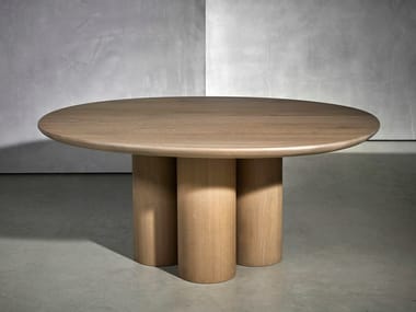 OLLE - Round Oak dining table by Piet Boon