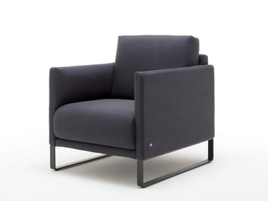 ROLF BENZ 009 CARA - Sled base fabric armchair with armrests by Rolf Benz