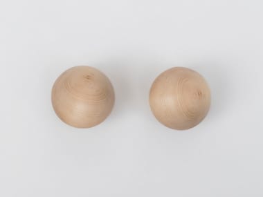 FAMILIA SFERA PARETE - Wall-mounted solid wood coat rack by Danese Milano