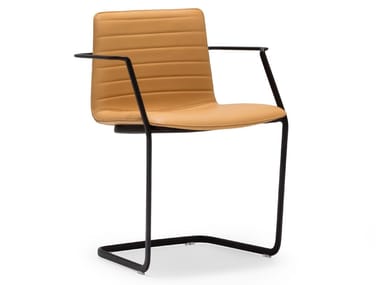 FLEX CHAIR SO1360 - Cantilever leather chair with armrests by Andreu World