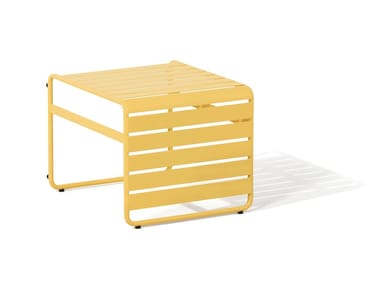 JUGO - Square metal garden side table by Prostoria