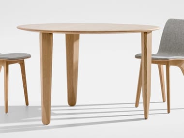 KUYU DINE - Round solid wood dining table by Zeitraum