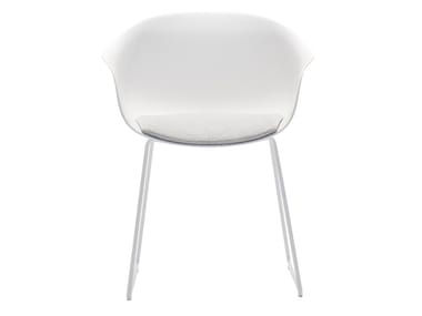 NEXT SO0495 - Sled base chair with armrests with integrated cushion by Andreu World