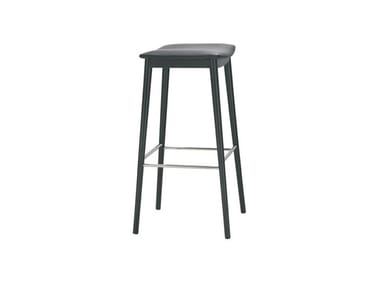 SMILE BQ0339 / BQ0350 - High beech stool with integrated cushion with footrest by Andreu World